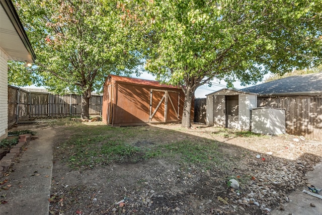 view of yard featuring a storage shed