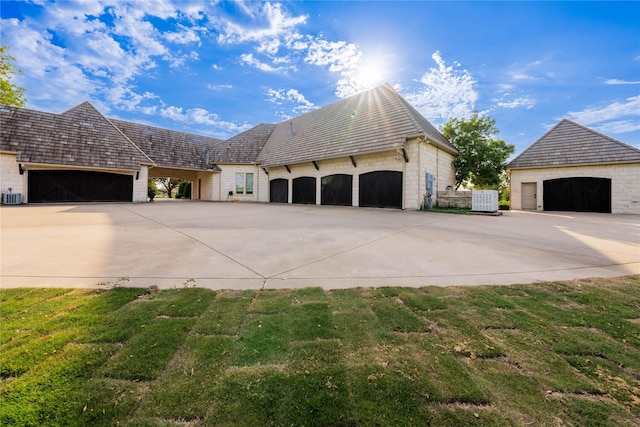 view of front of home with a garage and central AC unit