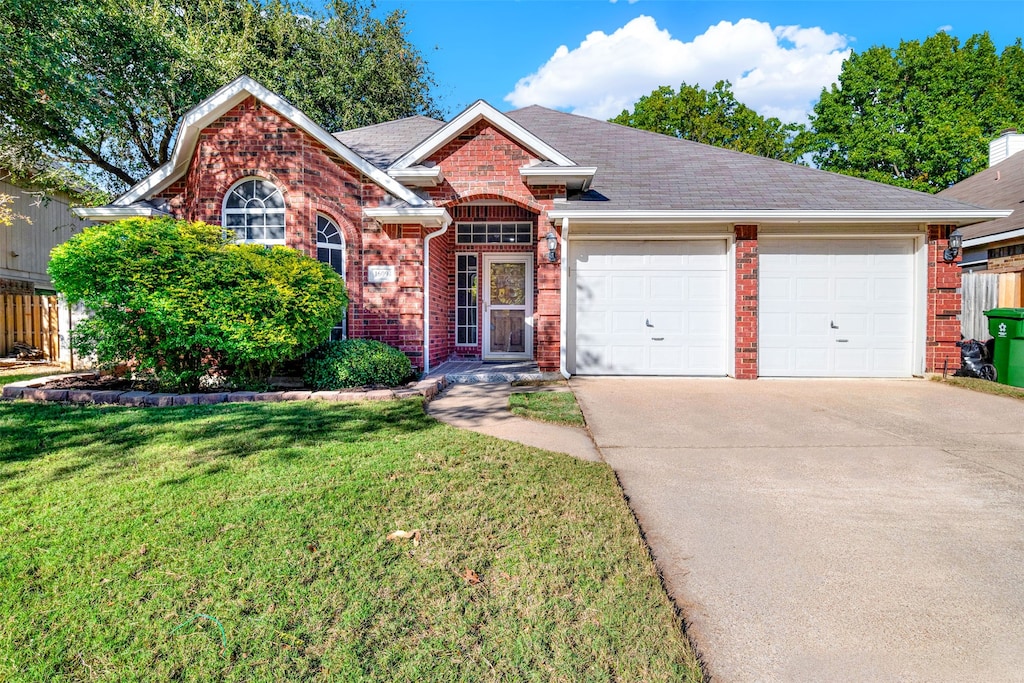 view of front facade featuring a garage and a front lawn