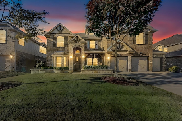 view of front of house featuring a lawn and a garage