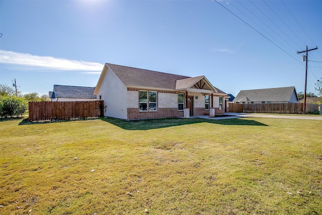 single story home featuring a front yard