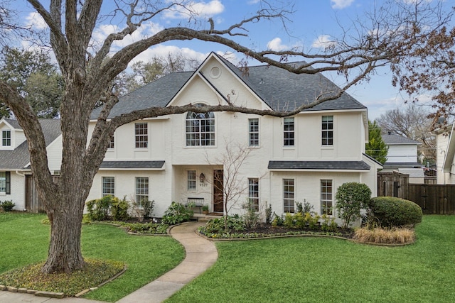 view of front of home featuring a front yard