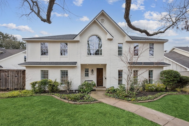 view of front facade featuring a front lawn