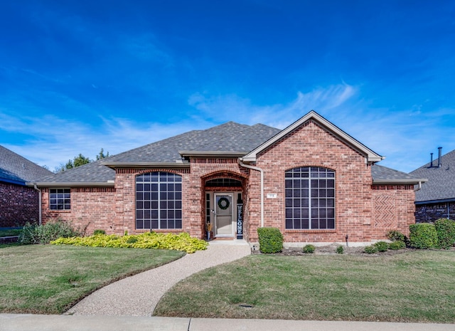 view of front of property featuring a front lawn