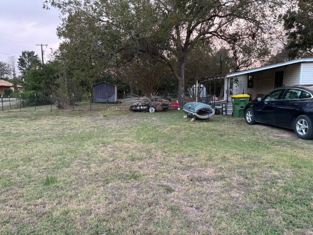 view of yard featuring a shed