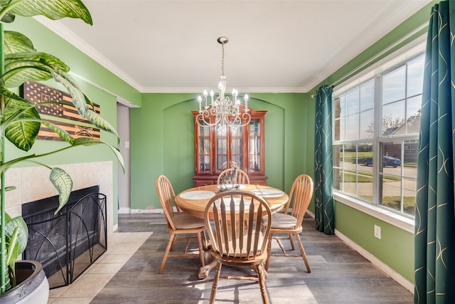 dining area featuring hardwood / wood-style flooring, a healthy amount of sunlight, and crown molding