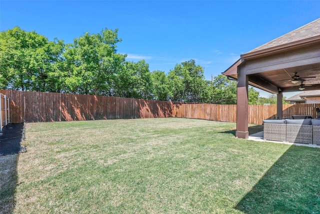 view of yard featuring outdoor lounge area and ceiling fan