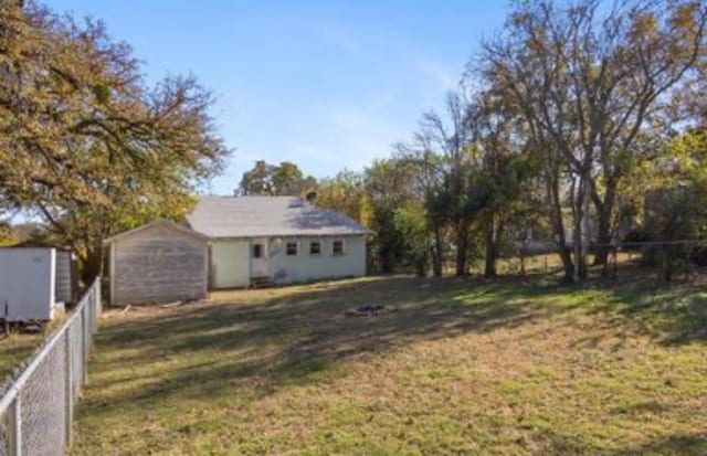 view of yard featuring a storage shed