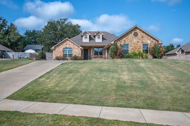 view of front of property featuring a front lawn