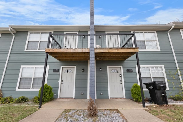 townhome / multi-family property featuring a balcony