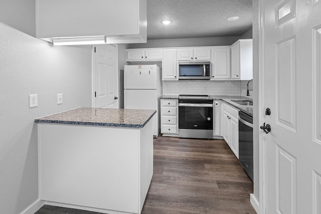 kitchen with stainless steel appliances, sink, a textured ceiling, and white cabinets