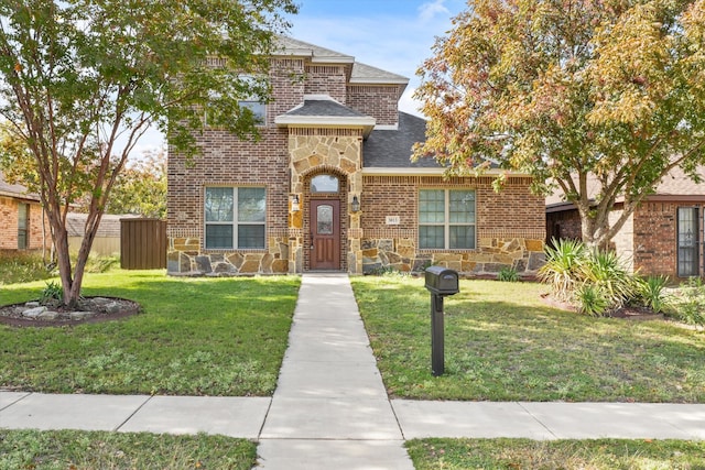 view of front of property featuring a front lawn