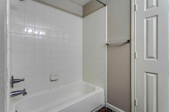 bathroom with tiled shower / bath