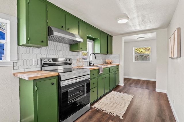 kitchen with tasteful backsplash, dark wood-type flooring, sink, electric stove, and green cabinets