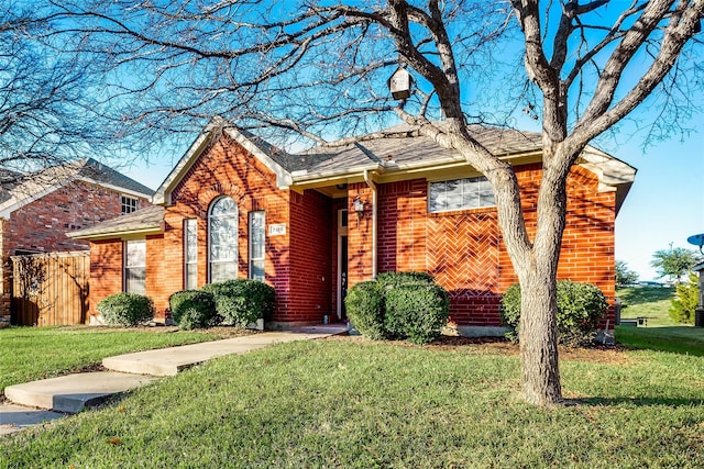 view of front facade featuring a front yard