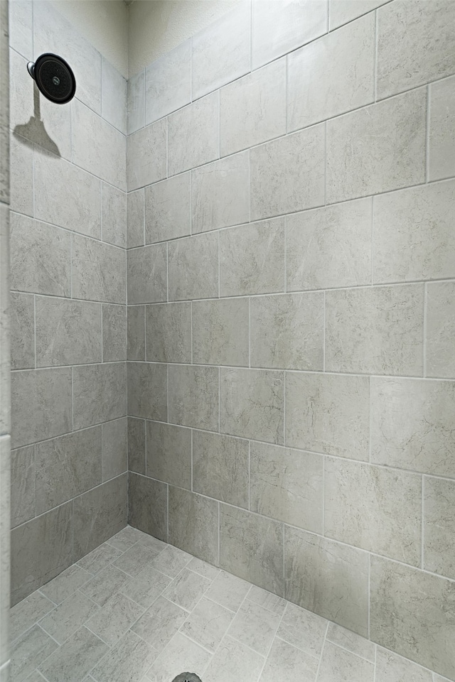 bathroom featuring tiled shower