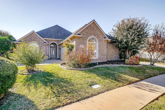 view of front facade featuring a front lawn