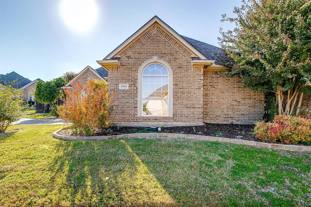 view of front of house with a front lawn