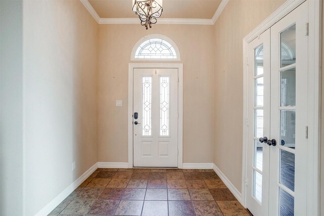 foyer entrance featuring a chandelier and ornamental molding