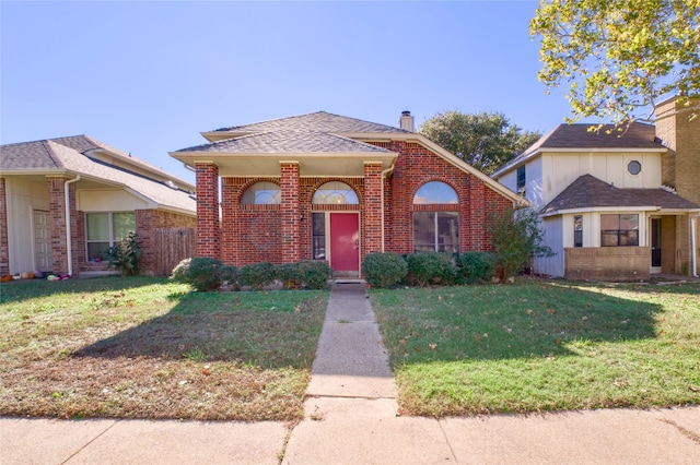 view of front facade featuring a front yard