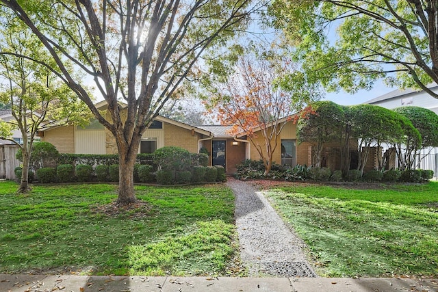 view of front of home featuring a front lawn