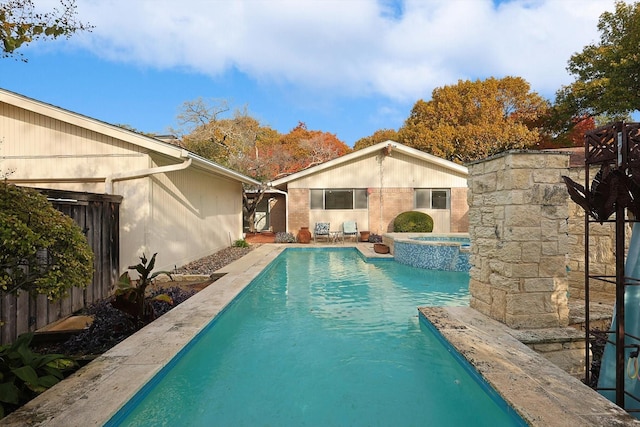 view of pool featuring an in ground hot tub