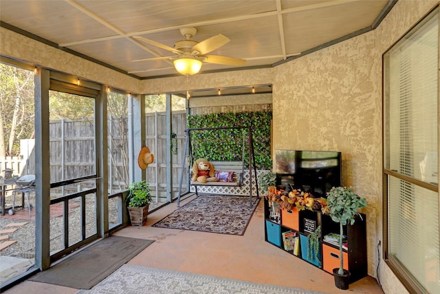 sunroom with ceiling fan