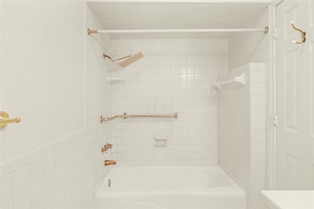 bathroom featuring tiled shower / bath