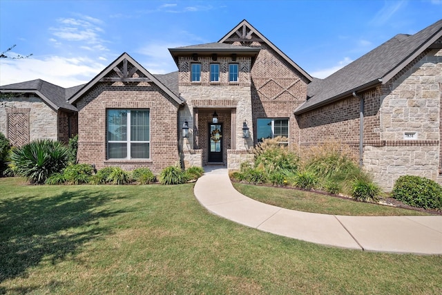 view of front of property featuring a front lawn