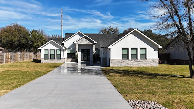 view of front of property featuring a front yard