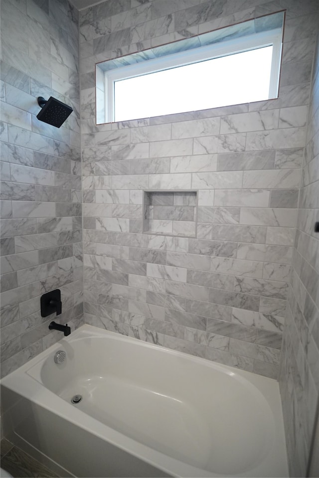 bathroom with tiled shower / bath