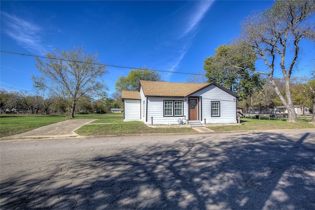 view of front of house with a front lawn