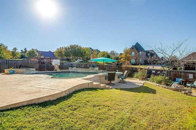 view of pool featuring an in ground hot tub, a yard, and a patio area