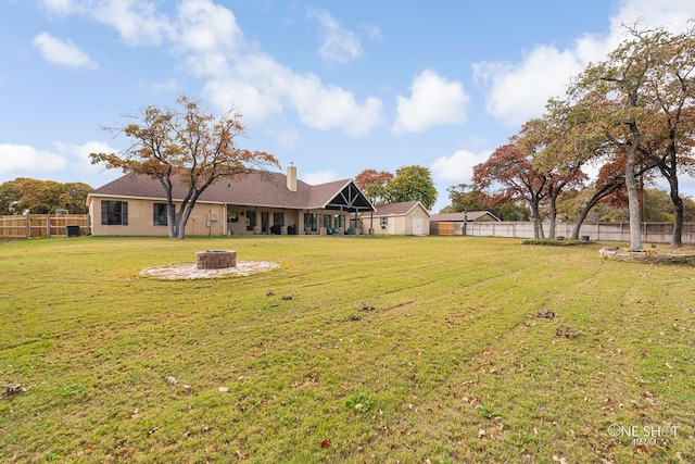 view of yard featuring an outdoor fire pit