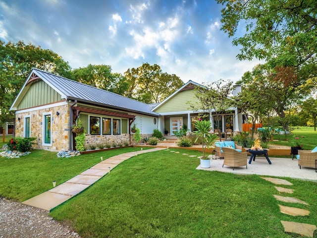 view of front of home featuring a patio, an outdoor living space, and a front lawn