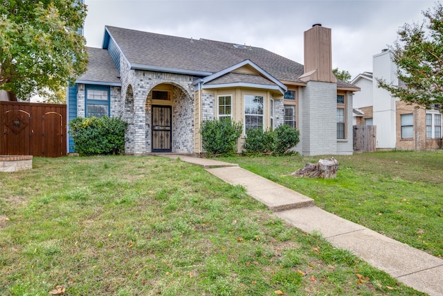 view of front of home featuring a front lawn