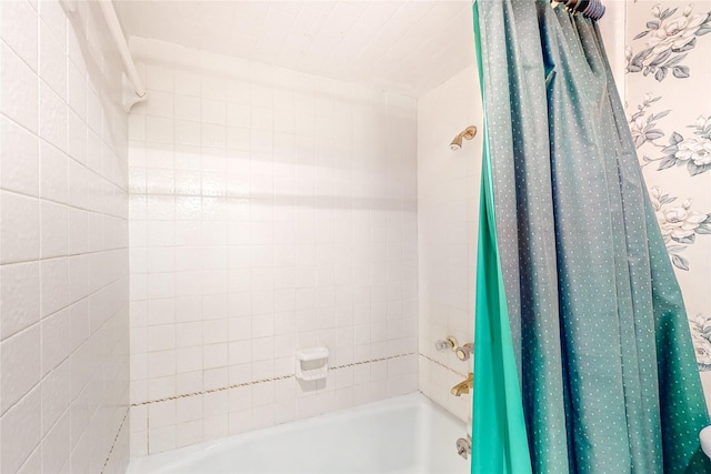 bathroom featuring tiled shower / bath