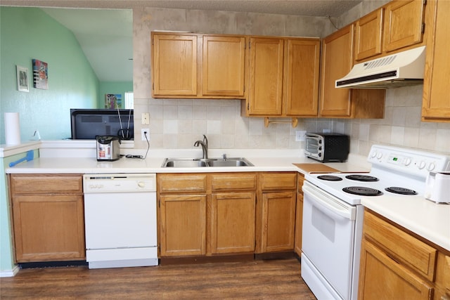 kitchen with sink, tasteful backsplash, dark hardwood / wood-style flooring, vaulted ceiling, and white appliances