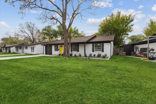 single story home with a front yard