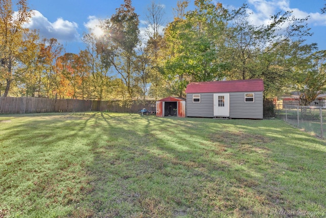 view of yard with a storage unit