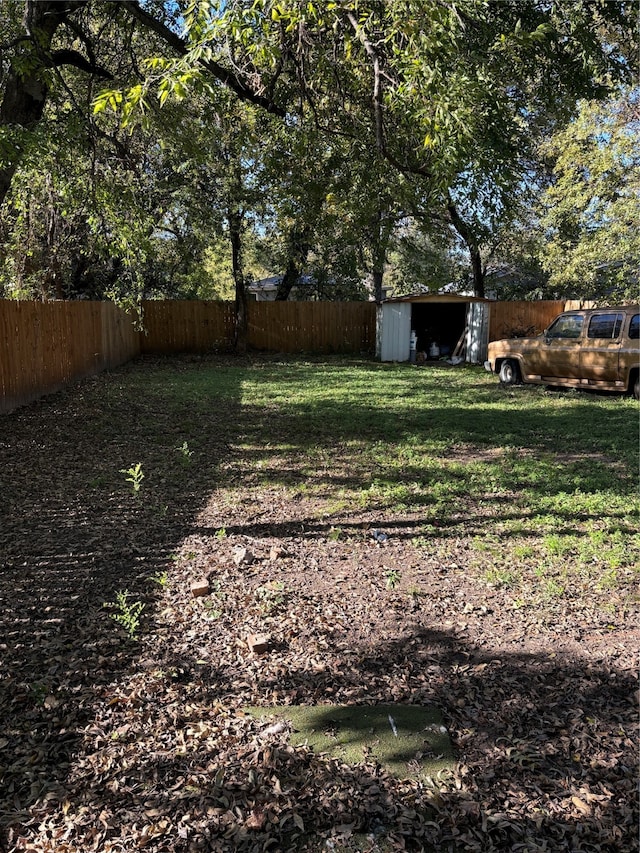 view of yard with an outdoor structure