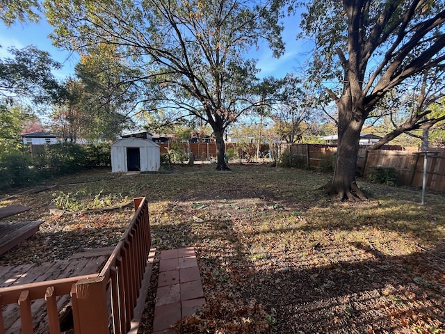 view of yard with a shed