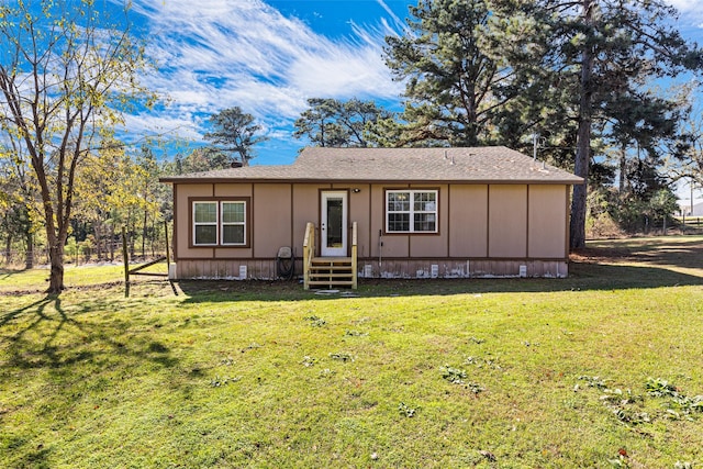 view of front of house featuring a front lawn