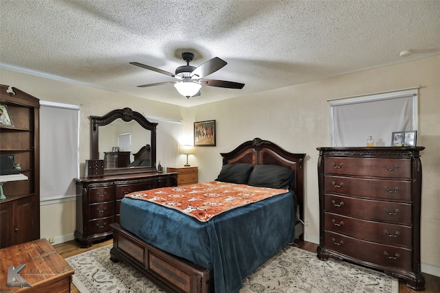 bedroom featuring a textured ceiling, light hardwood / wood-style flooring, and ceiling fan