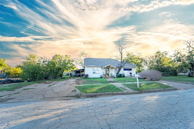 view of front of property with a lawn