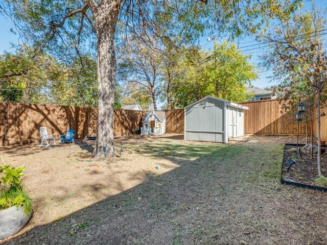 view of yard with a storage unit