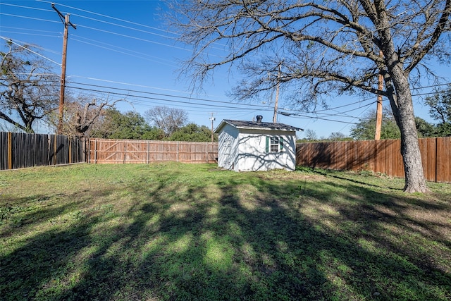 view of yard featuring a storage unit