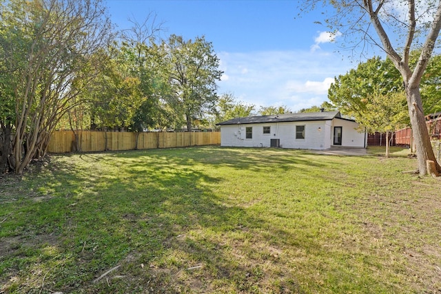 view of yard featuring a patio area