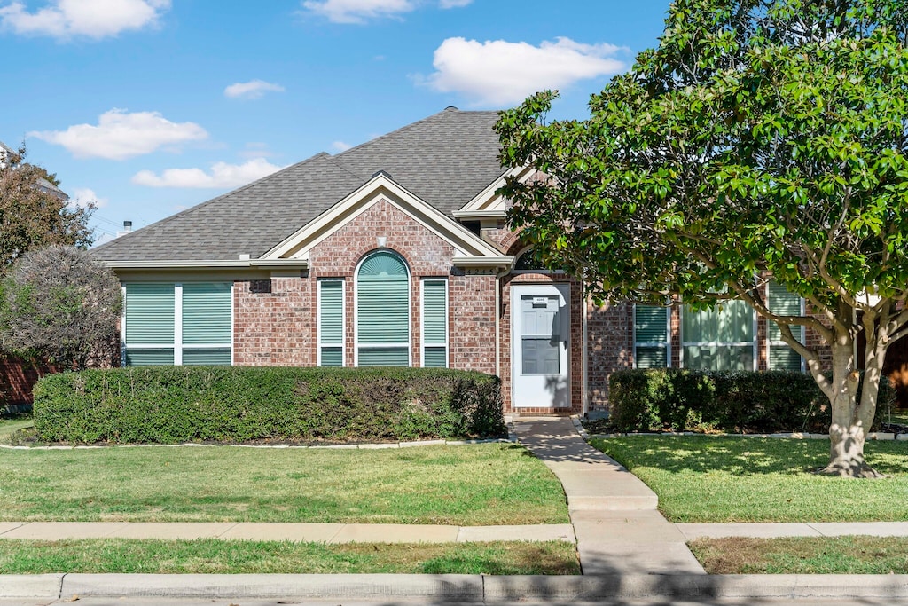 view of front of house with a front yard