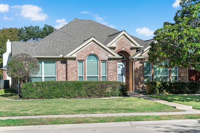 view of front facade with a front yard